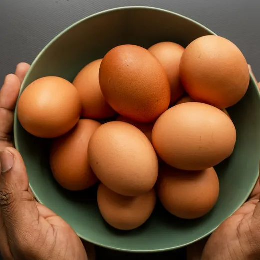 Manos sosteniendo un bowl con huevos color café